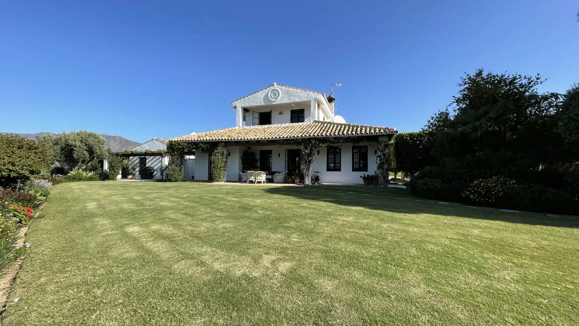 Vista exterior de Finca rústica en venda en Mijas amb Aire condicionat, Traster i Piscina
