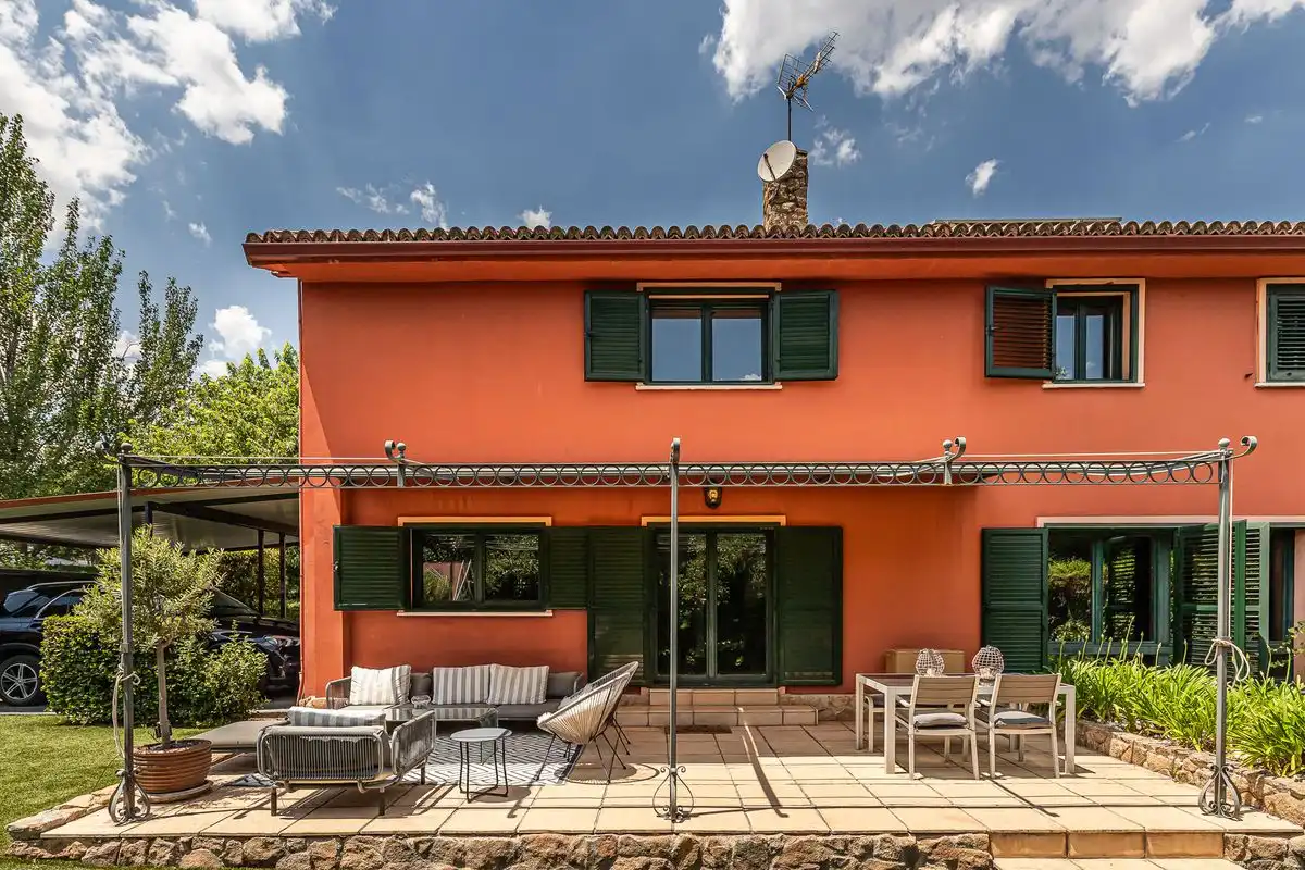 Terrasse von Einfamilien-Reihenhaus zum Verkauf in Boadilla del Monte mit Klimaanlage, Heizung und Privatgarten