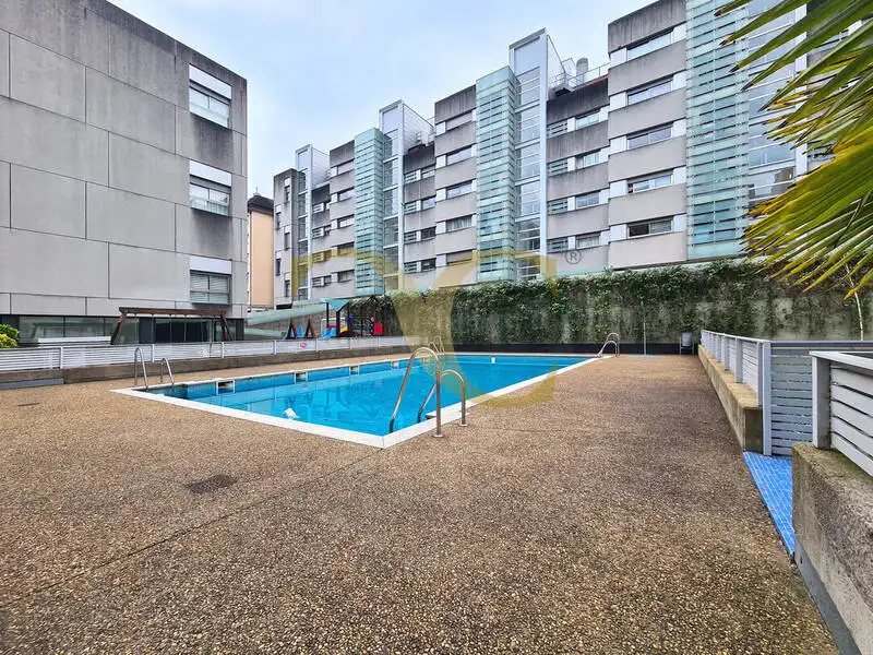 Schwimmbecken von Maisonette zum Verkauf in Oviedo  mit Heizung, Privatgarten und Terrasse