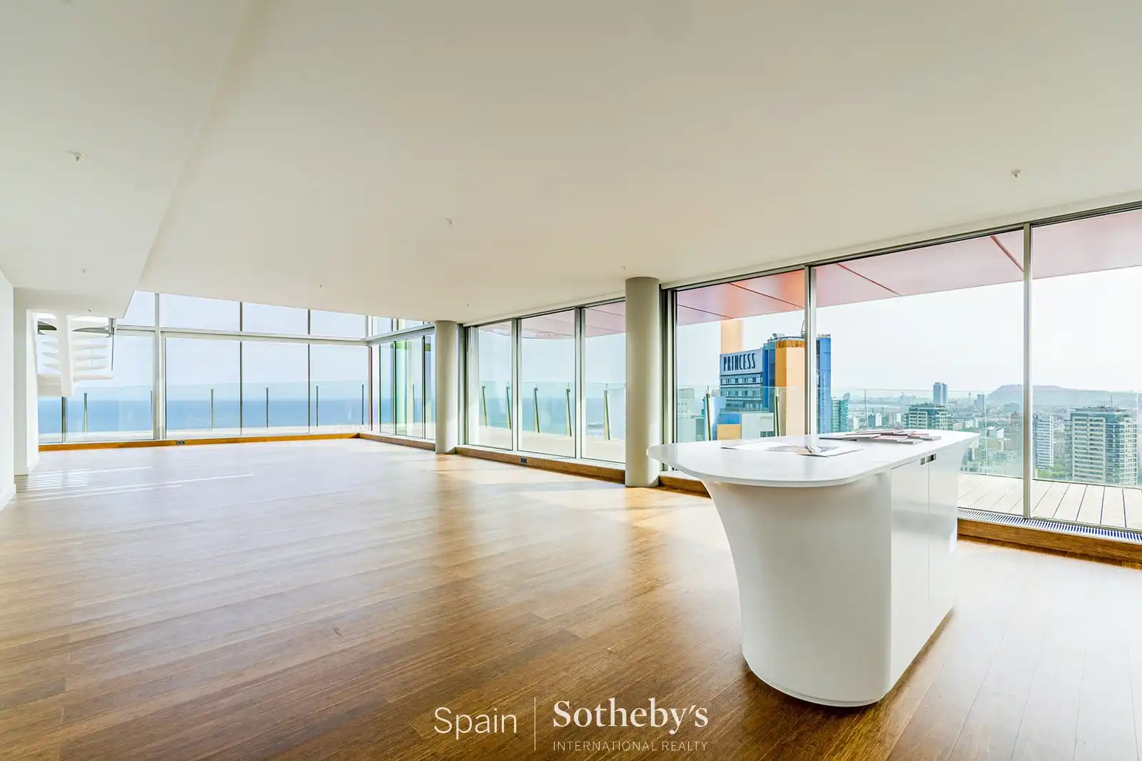 Sala d'estar de Apartament en venda en Barcelona amb Aire condicionat, Calefacció i Terrassa