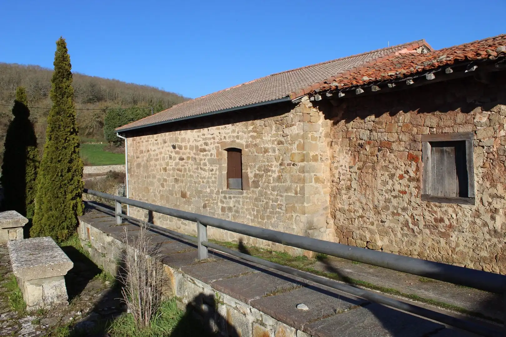 Außenansicht von Country house zum Verkauf in Valdeprado del Río mit Privatgarten
