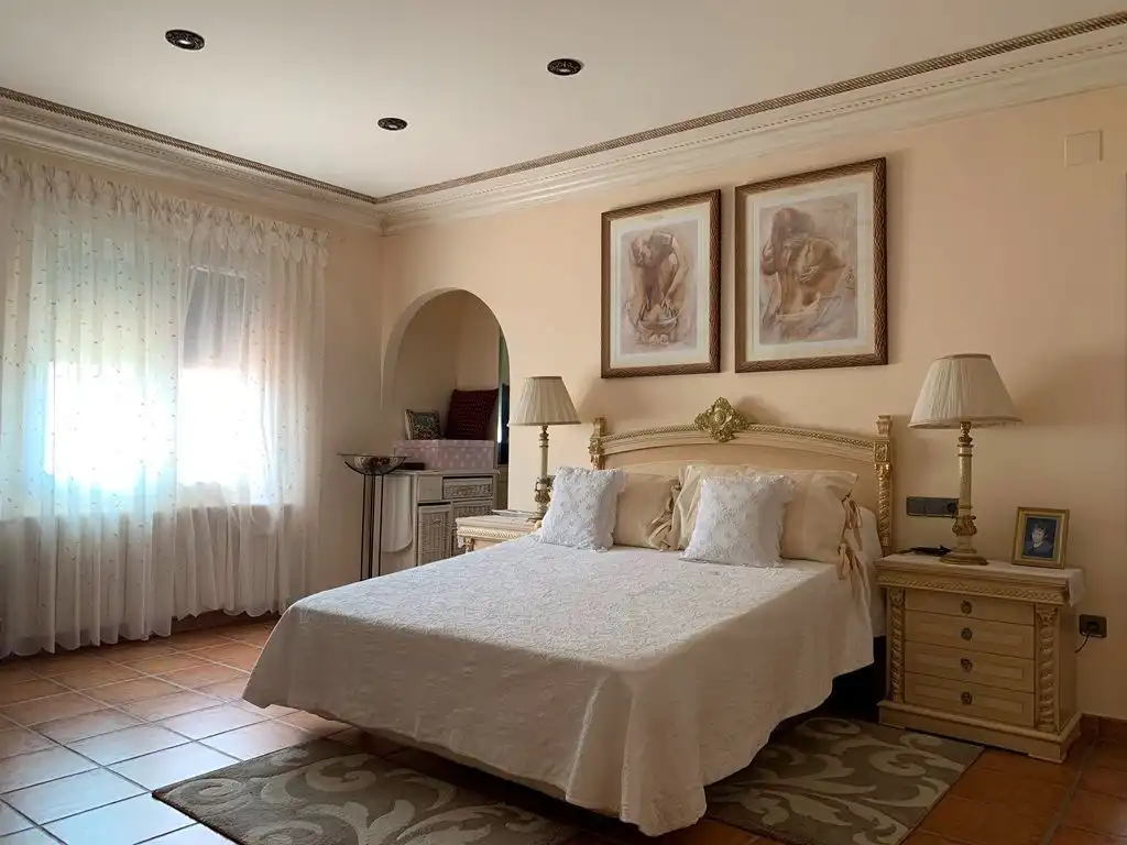 Habitación de Casa o chalet en venta en L'Alfàs del Pi con Aire acondicionado, Calefacción y Jardín privado