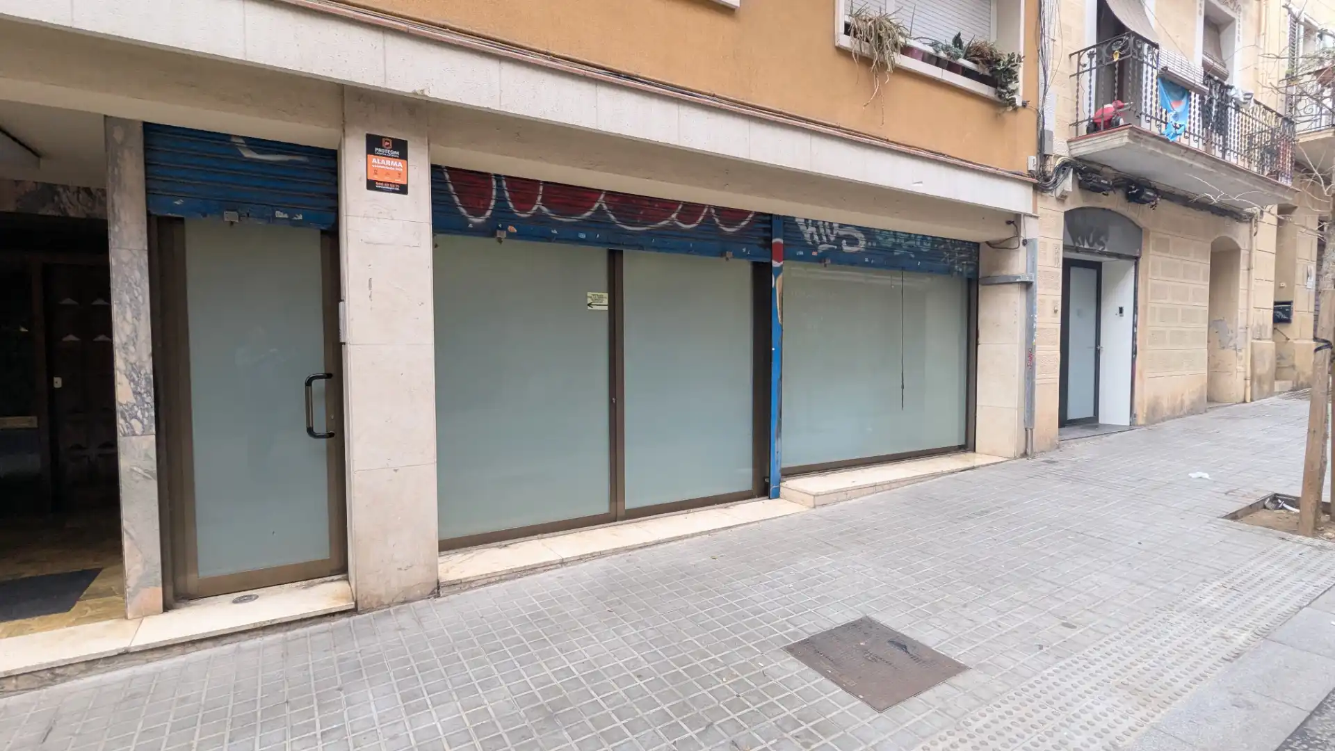 Local en venta en Barcelona con Calefacción, Internet y Alarma