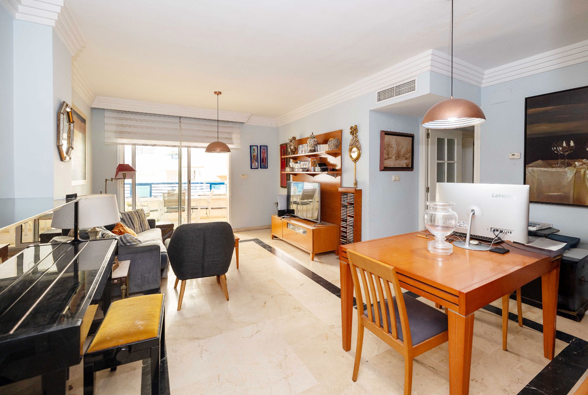 Living room of Flat for sale in Marbella  with Air Conditioner, Terrace and Community pool