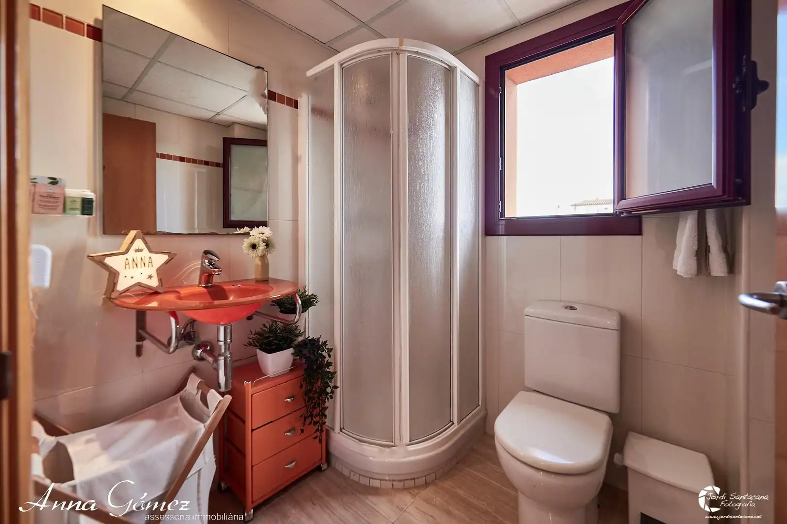 Badezimmer von Dachboden zum Verkauf in Calafell mit Heizung, Terrasse und Gemeinschaftspool