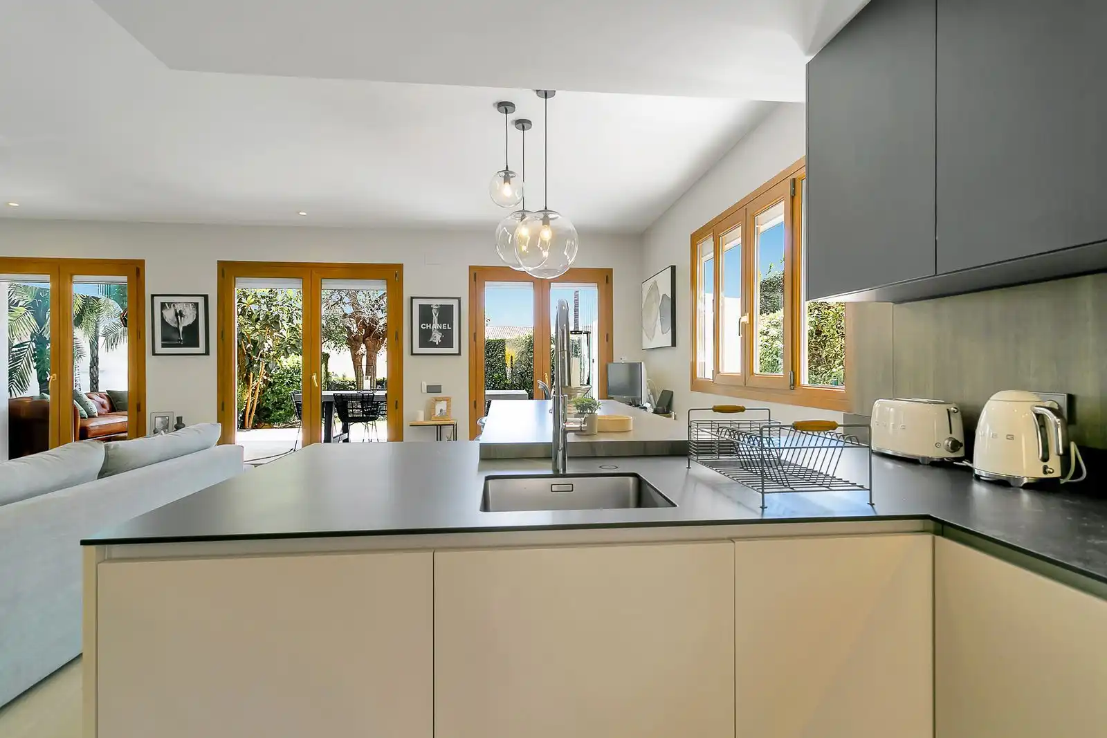 Küche von Einfamilien-Reihenhaus zum Verkauf in Estepona mit Privatgarten, Terrasse und Möbliert
