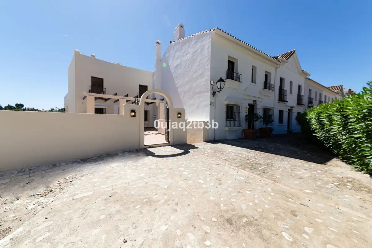 Vista exterior de Casa adosada de alquiler en Estepona con Aire acondicionado, Jardín privado y Terraza