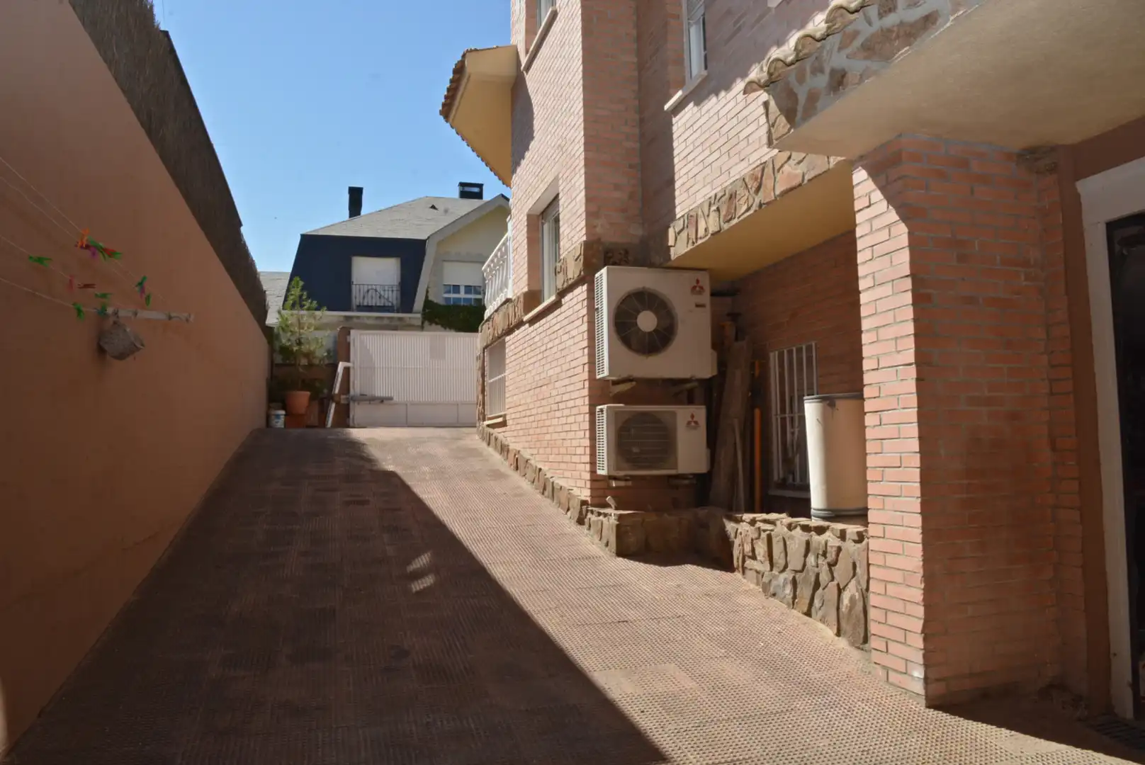 Vista exterior de Casa o xalet en venda en Mejorada del Campo amb Aire condicionat, Calefacció i Jardí privat