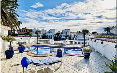 Vista exterior de Casa o xalet en venda en Empuriabrava amb Calefacció, Piscina i Moblat