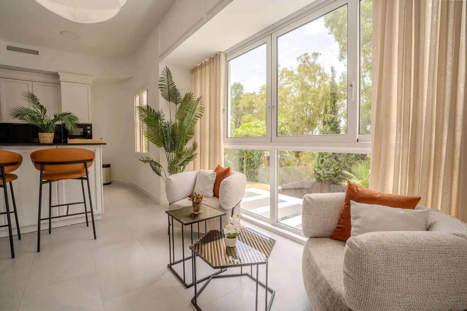 Sala d'estar de Casa o xalet de lloguer en Marbella amb Aire condicionat, Calefacció i Jardí privat