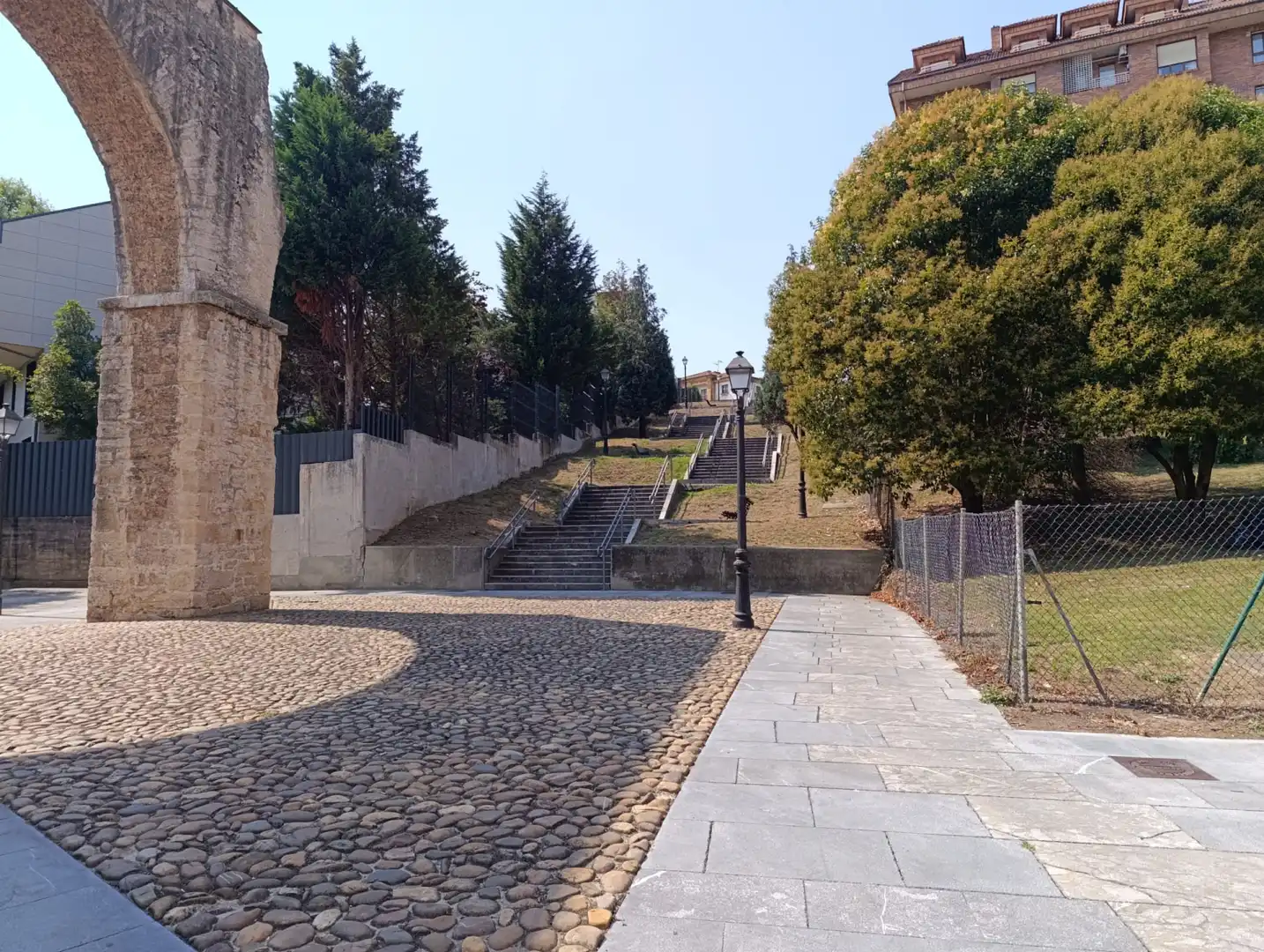 Vista exterior de Pis en venda en Oviedo  amb Calefacció