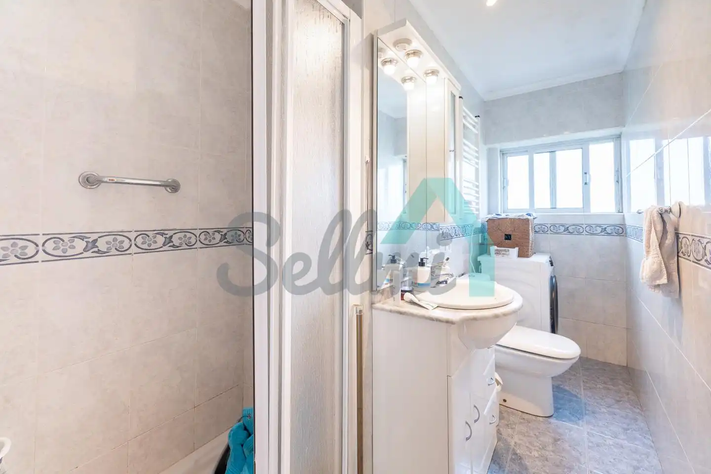 Baño de Planta baja en venta en Avilés con Calefacción, Parquet y Trastero
