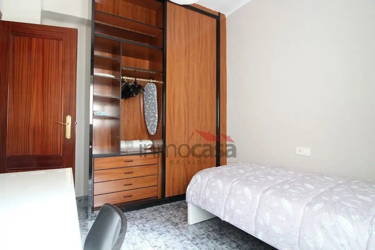 Bedroom of Flat for rent in Granada  with Air Conditioner, Heating and Furnished