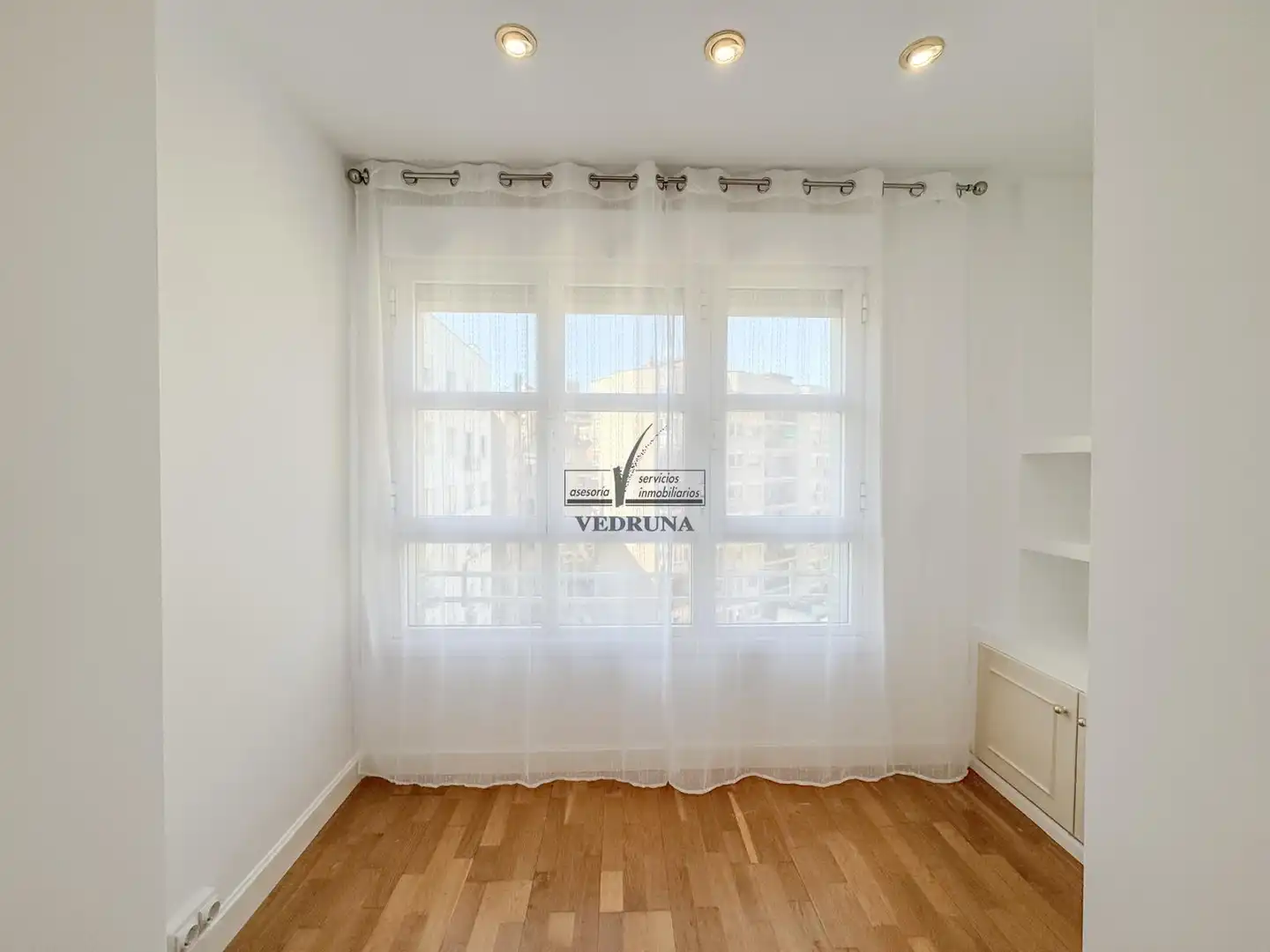 Dormitori de Apartament de lloguer en Zaragoza amb Aire condicionat, Calefacció i Forn