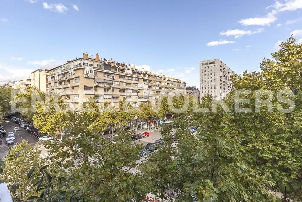 Außenansicht von Wohnung zum Verkauf in Madrid mit Klimaanlage, Heizung und Privatgarten
