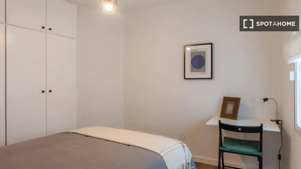 Dormitori de Apartament per a compartir en L'Hospitalet de Llobregat amb Aire condicionat, Terrassa i Moblat