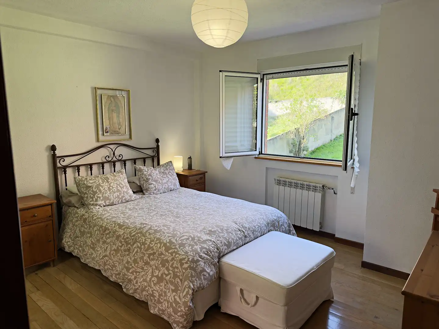 Dormitori de Casa o xalet en venda en Oviedo  amb Calefacció, Jardí privat i Parquet
