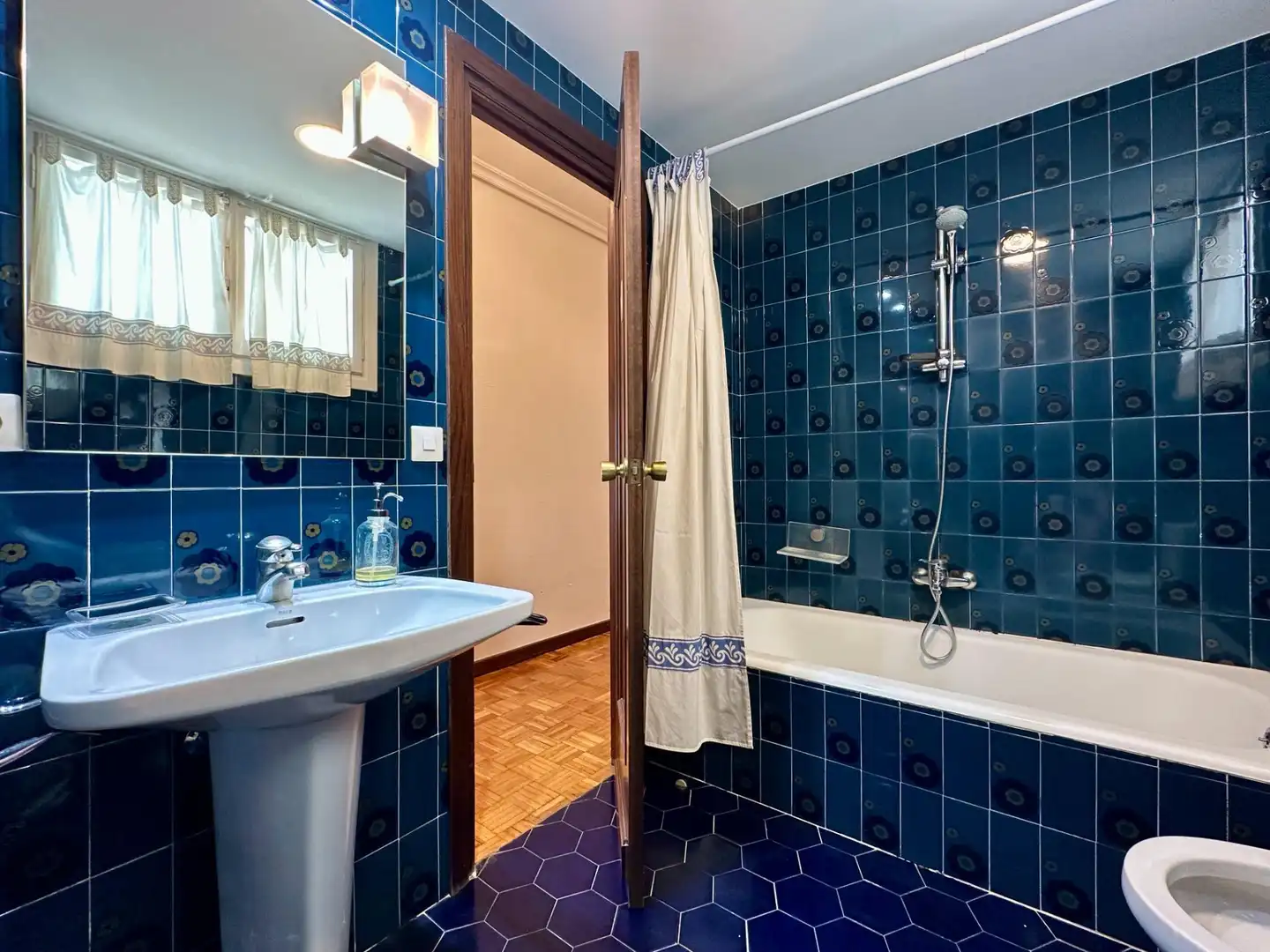 Bathroom of Flat for sale in  Pamplona / Iruña  with Heating and Parquet flooring