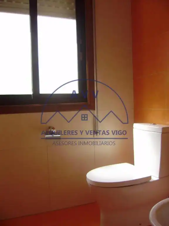 Baño de Piso de alquiler en Vigo  con Parquet