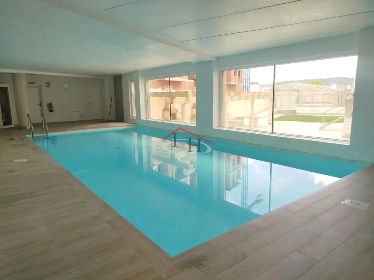 Schwimmbecken von Wohnung zum Verkauf in León Capital  mit Heizung, Terrasse und Abstellraum