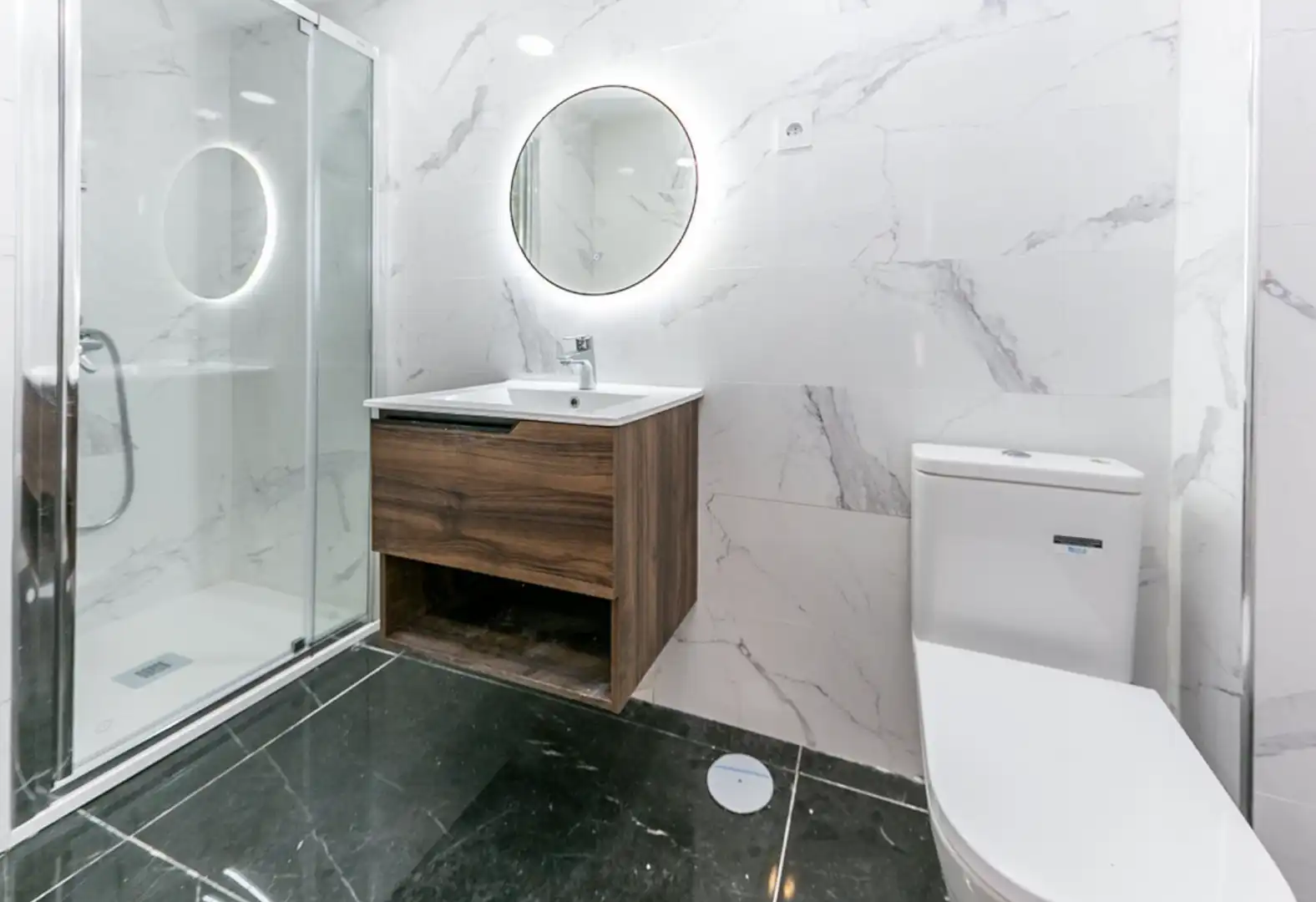 Baño de Apartamento en venta en Marbella con Aire acondicionado, Calefacción y Terraza
