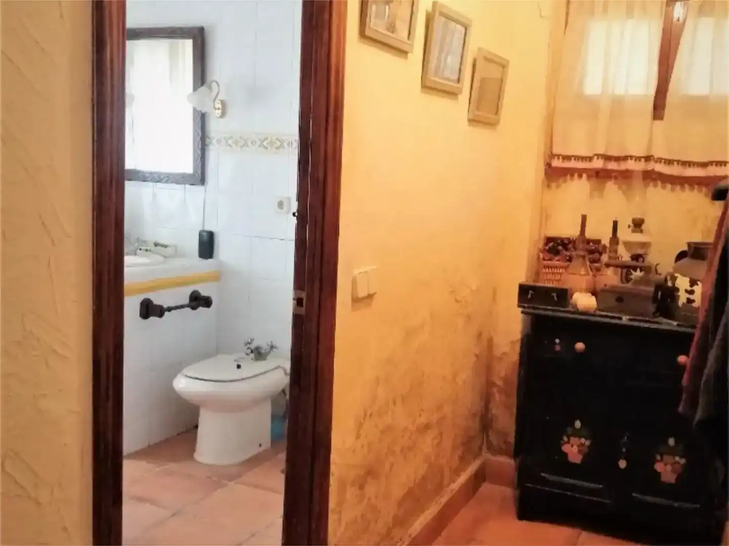 Bany de Finca rústica en venda en Hueva amb Jardí privat, Traster i Moblat