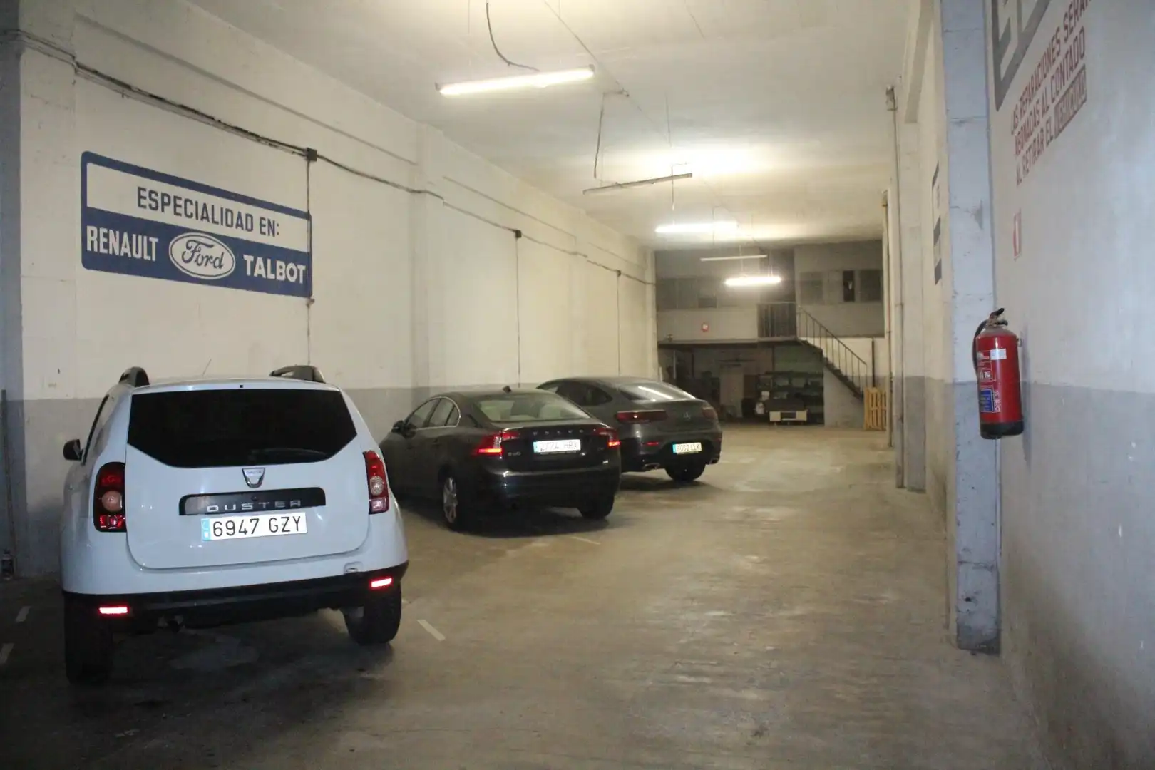 Parkplatz von Fabrikhallen zum Verkauf in Irun 