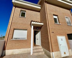 Exterior view of House or chalet for sale in Pozuelo del Rey  with Air Conditioner