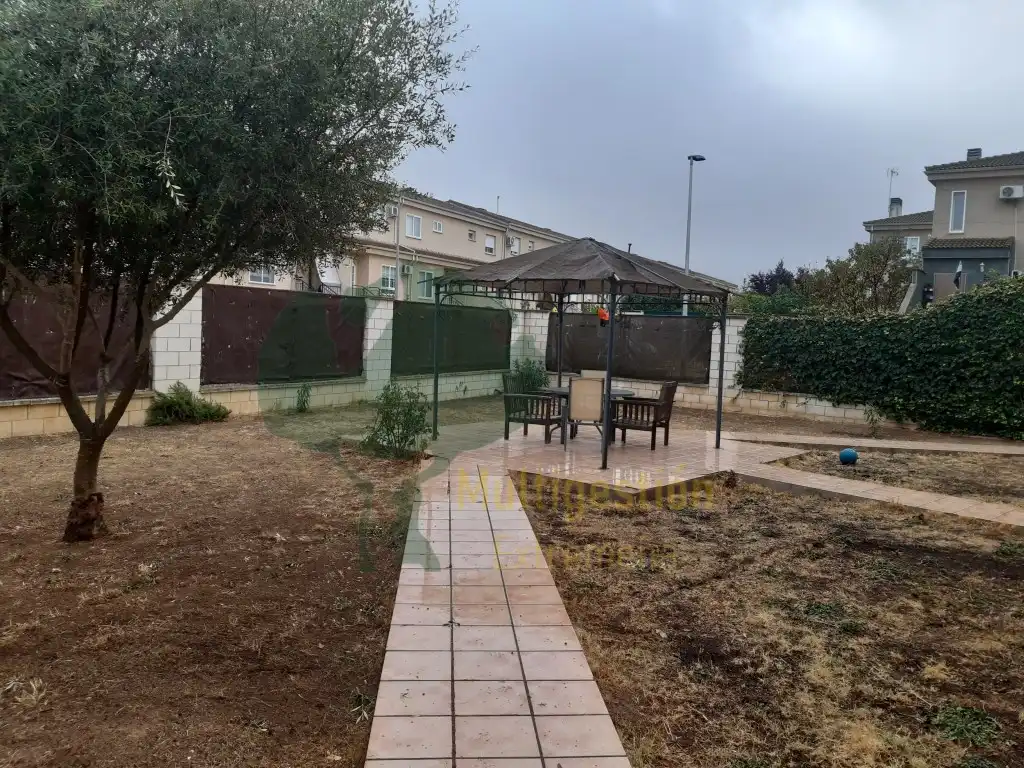 Garten von Einfamilien-Reihenhaus zur Miete in Cáceres