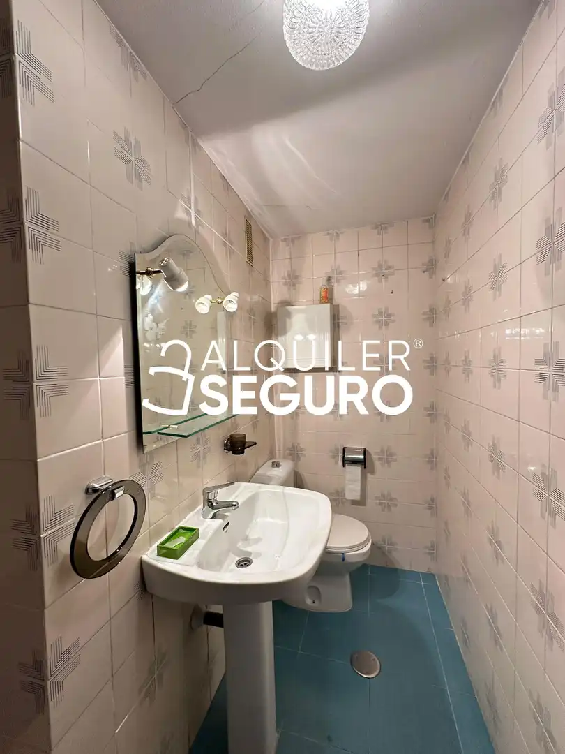 Bany de Pis de lloguer en Madrid amb Calefacció, Terrassa i Moblat