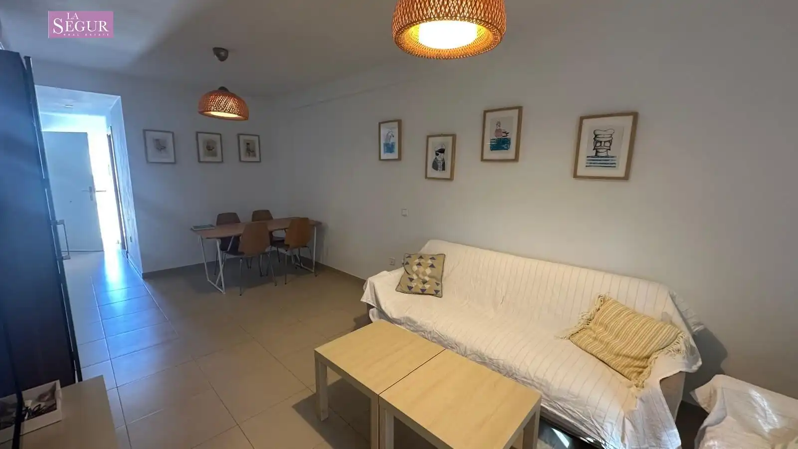 Wohnzimmer von Wohnung zum Verkauf in Conil de la Frontera mit Klimaanlage, Privatgarten und Abstellraum