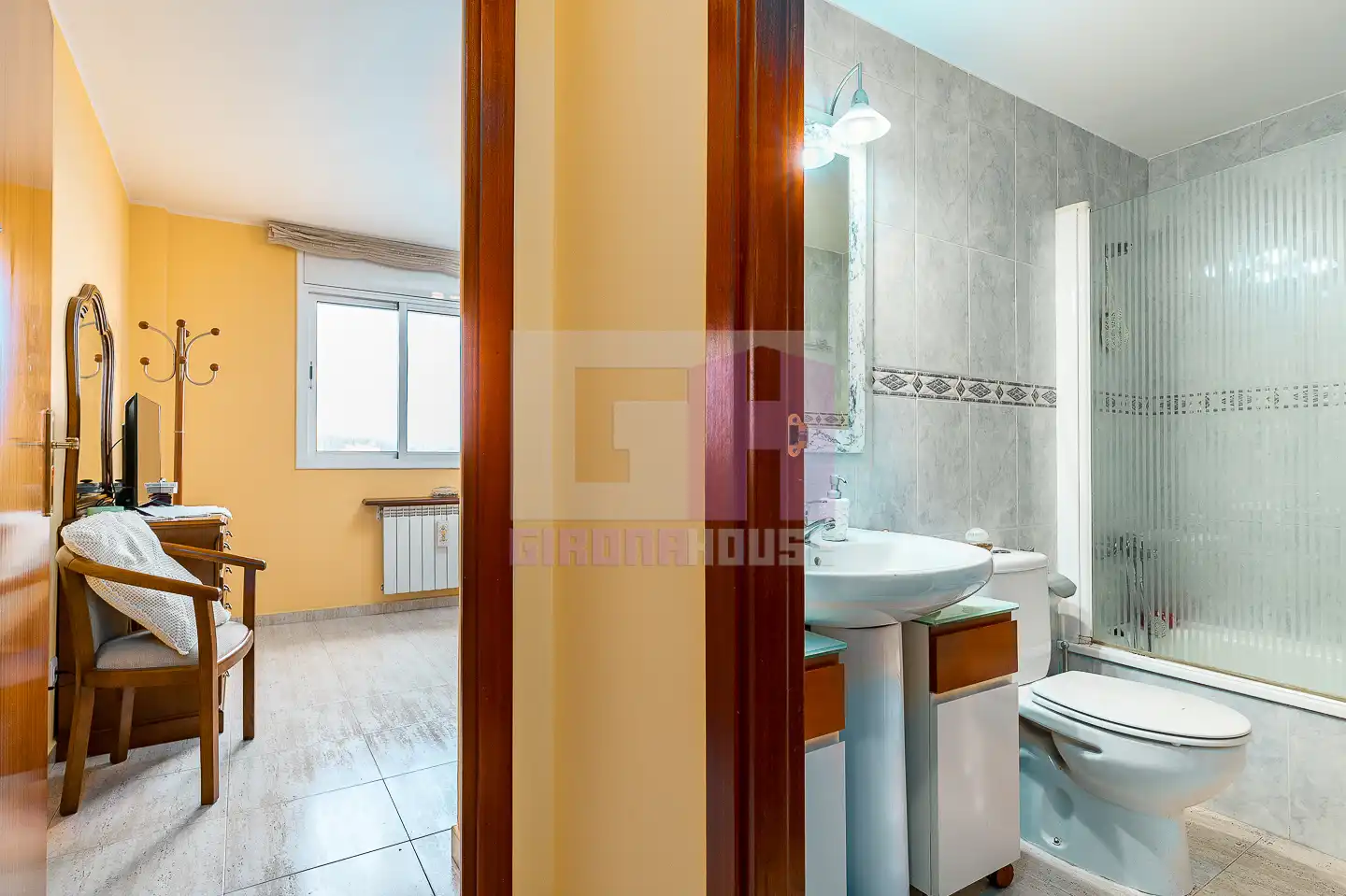 Baño de Dúplex en venta en Salt con Calefacción, Terraza y Amueblado