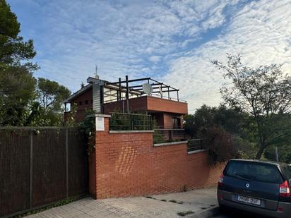 Exterior view of House or chalet for sale in Sant Cugat del Vallès  with Heating and Swimming Pool