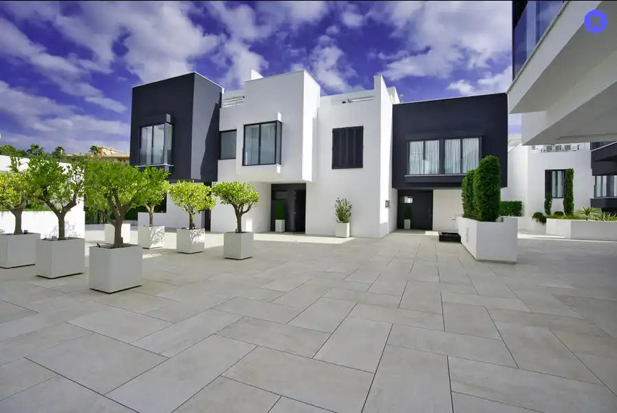 Vista exterior de Casa adosada de alquiler en Estepona con Aire acondicionado, Jardín privado y Terraza