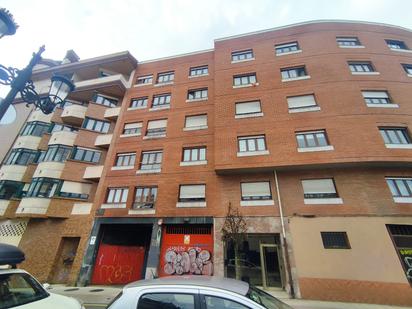 Vista exterior de Pis en venda en Oviedo  amb Calefacció, Parquet i Traster