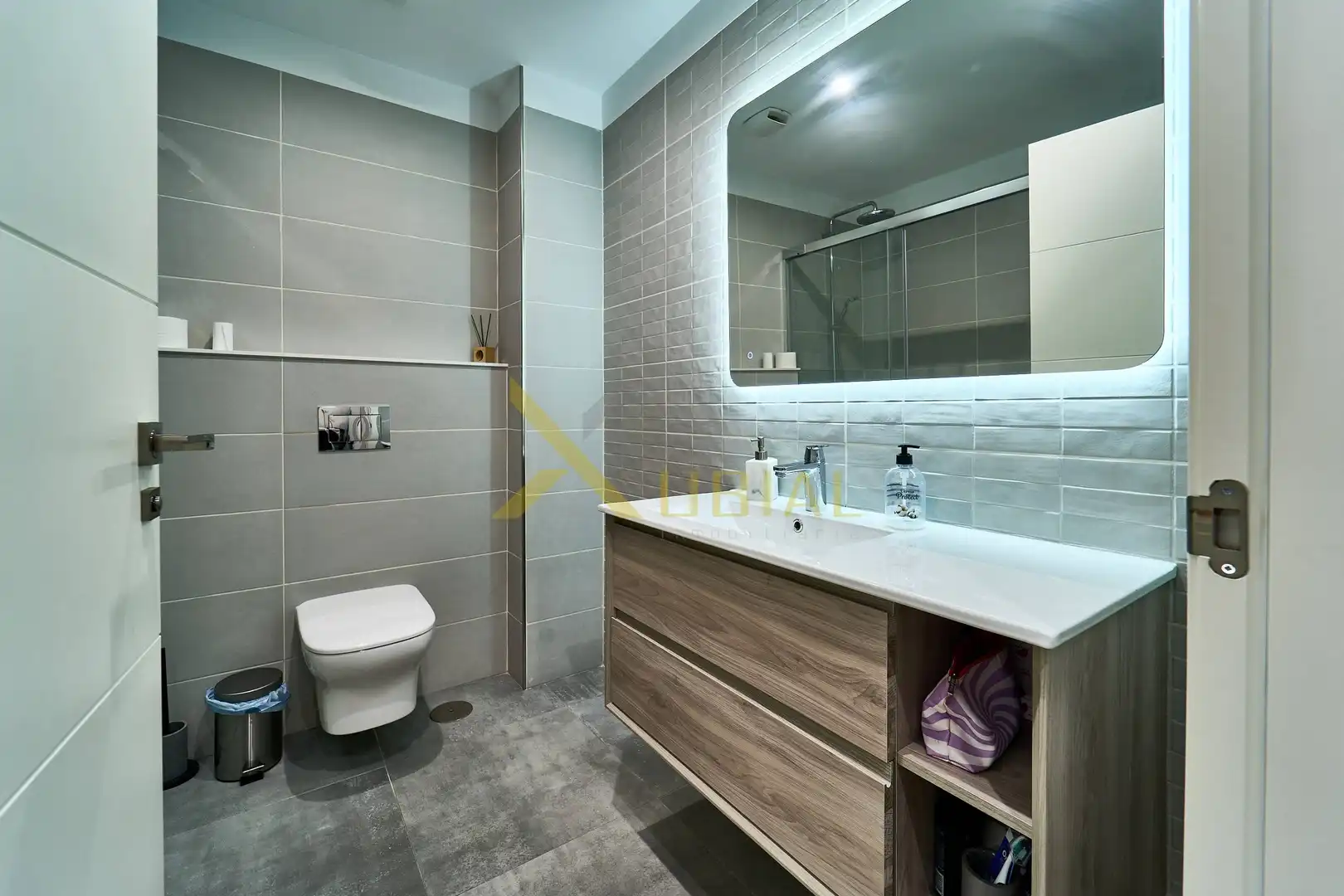 Bathroom of Flat for sale in A Coruña Capital   with Storage room, Furnished and Balcony