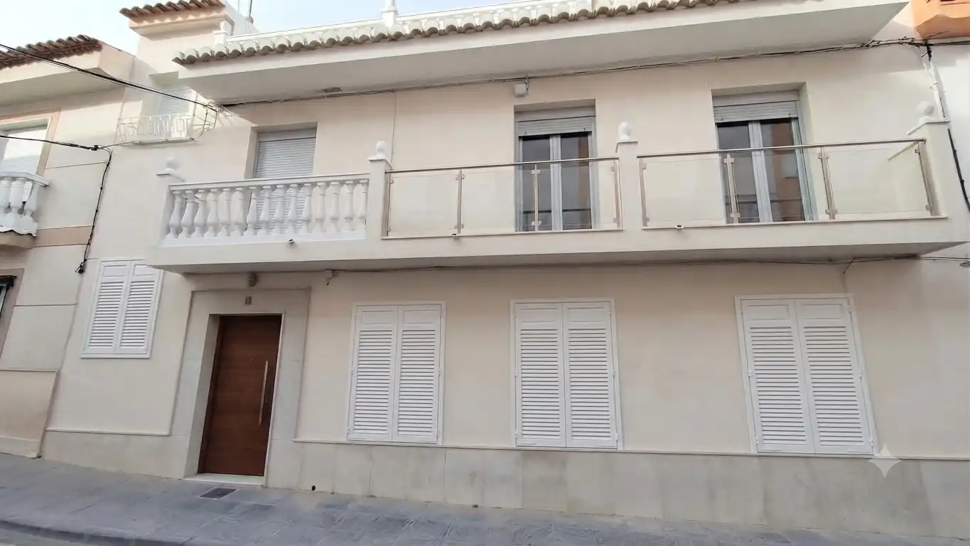Außenansicht von Einfamilien-Reihenhaus zum Verkauf in Vélez de Benaudalla mit Privatgarten, Terrasse und Möbliert