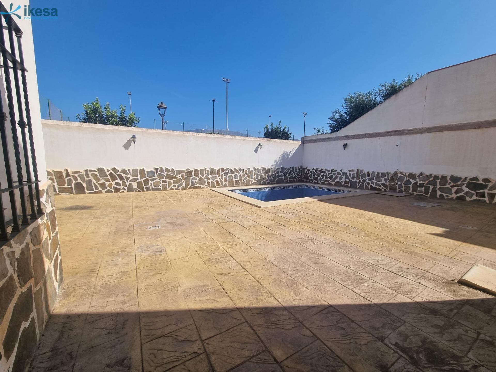 Piscina de Casa adosada en venda en Motril amb Terrassa i Piscina comunitària