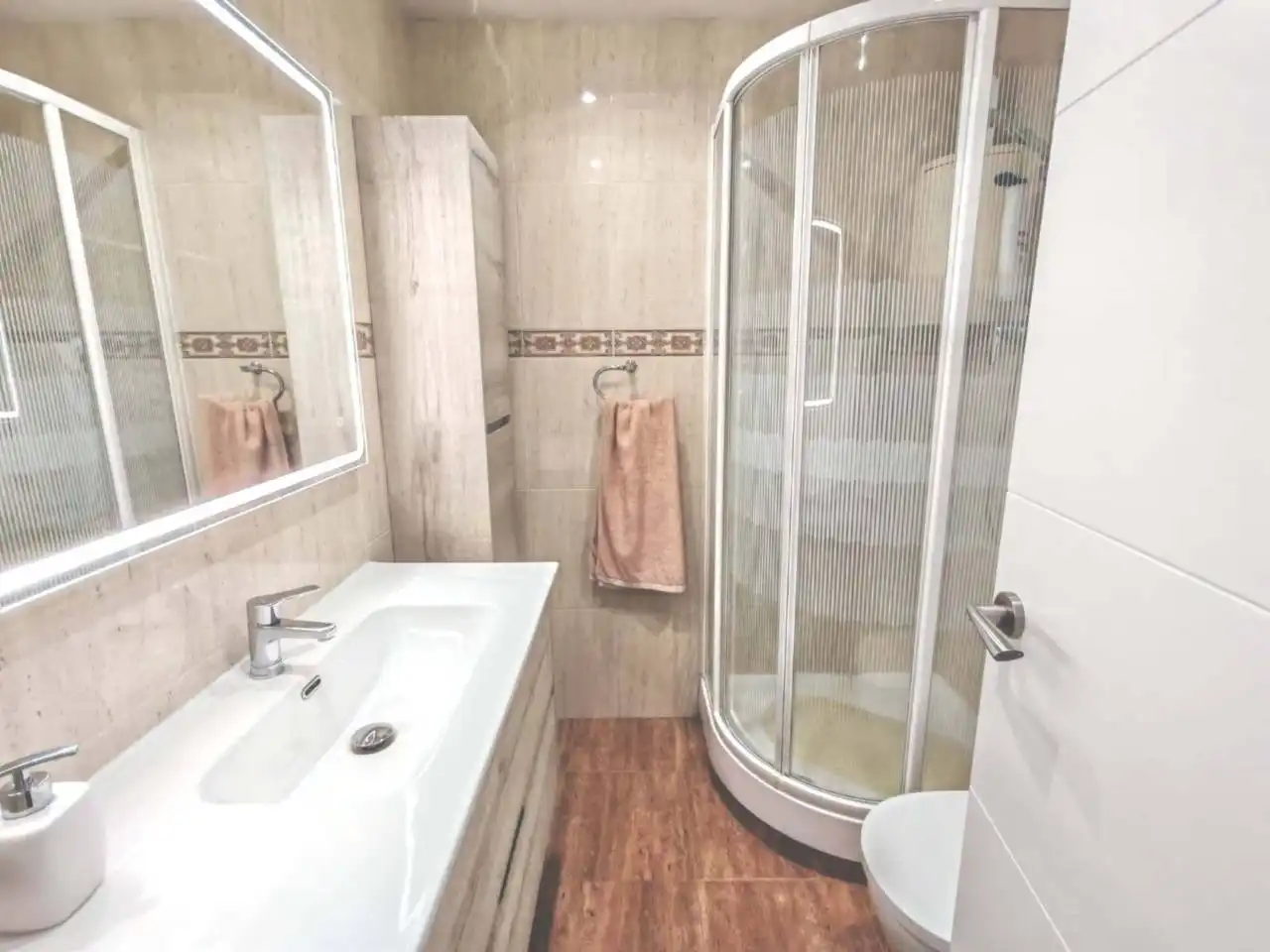 Badezimmer von Wohnung zum Verkauf in Badalona mit Klimaanlage, Heizung und Parkett