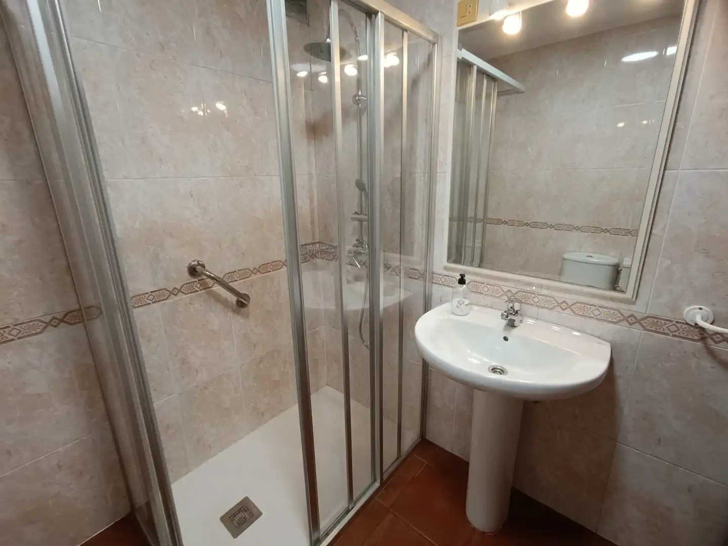 Badezimmer von Einfamilien-Reihenhaus zum Verkauf in Valdáliga mit Heizung, Abstellraum und Balkon