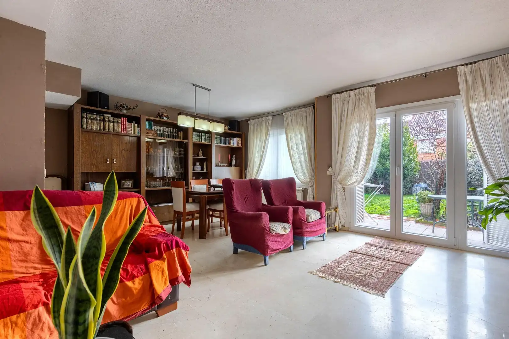 Wohnzimmer von Einfamilien-Reihenhaus zum Verkauf in San Lorenzo de El Escorial mit Heizung, Privatgarten und Abstellraum