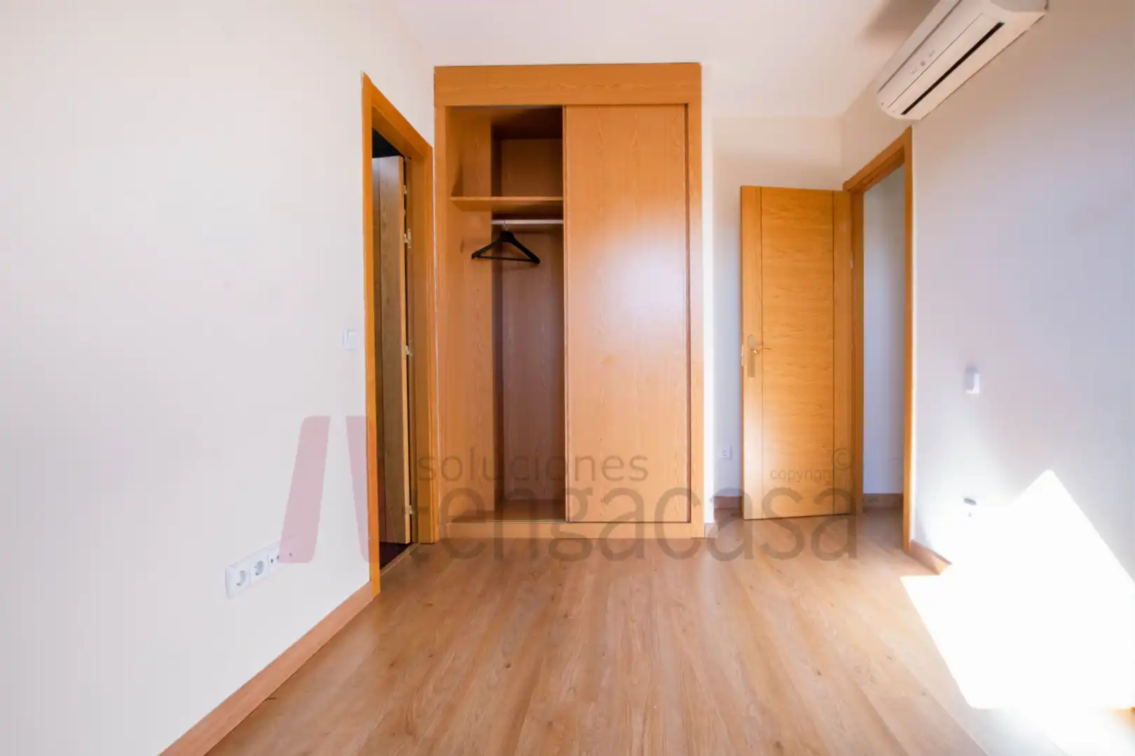 Schlafzimmer von Dachboden zur Miete in Madrid mit Klimaanlage, Heizung und Parkett