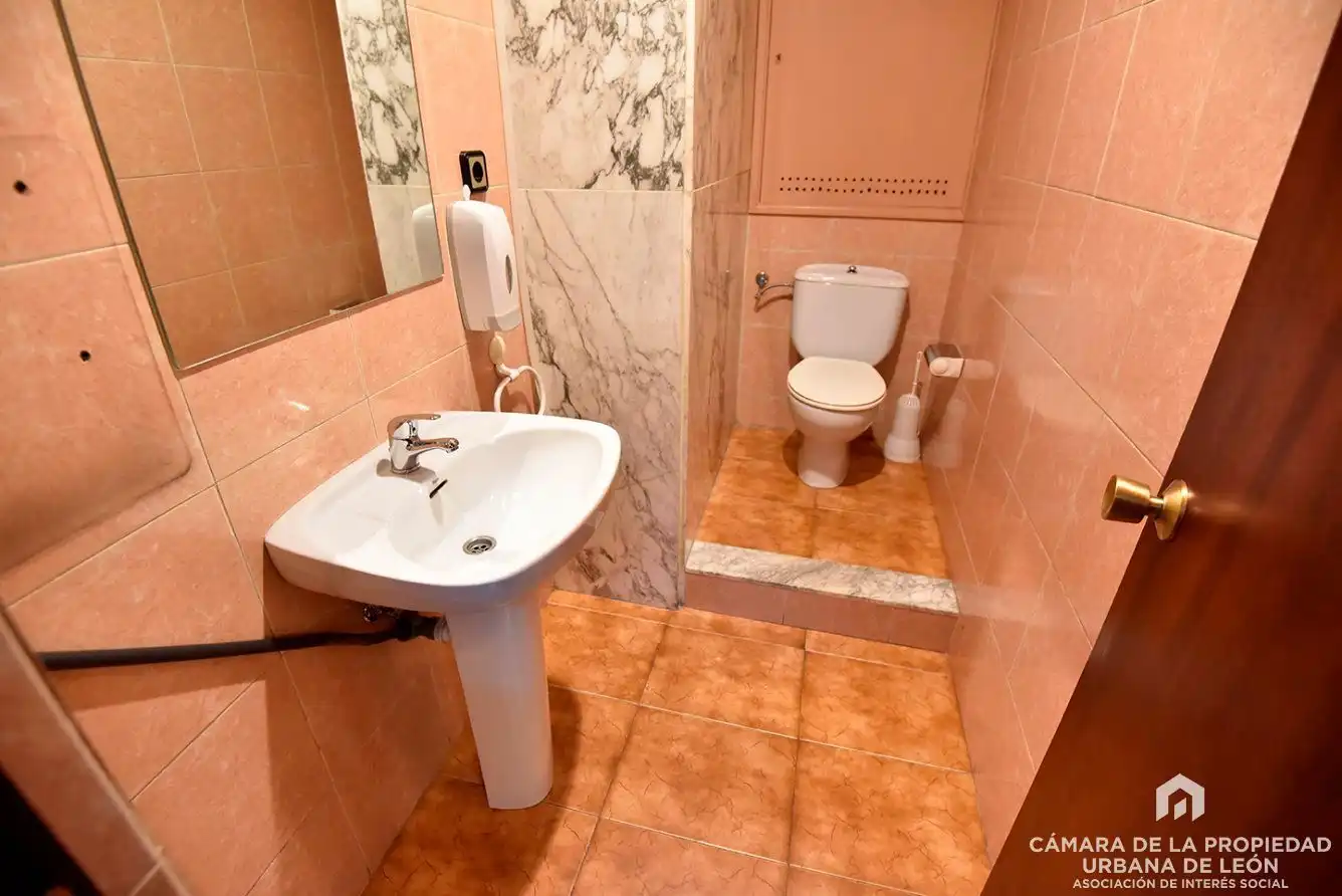 Bany de Oficina de lloguer en León Capital 