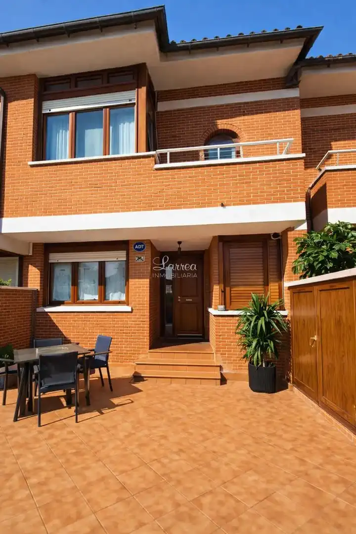 Vista exterior de Casa adosada en venda en Sopela amb Calefacció, Jardí privat i Terrassa