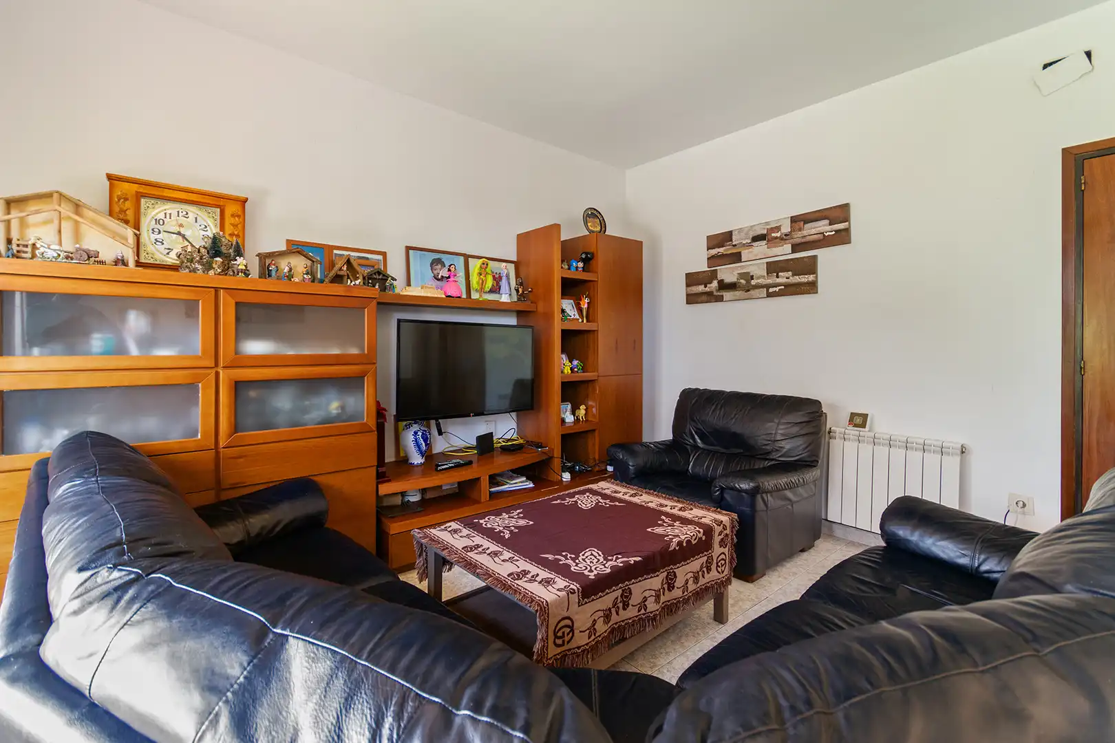 Sala d'estar de Casa adosada en venda en Peralada amb Calefacció, Jardí privat i Terrassa