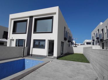Casa pareada con balcón en venta en Carrer de Xipre