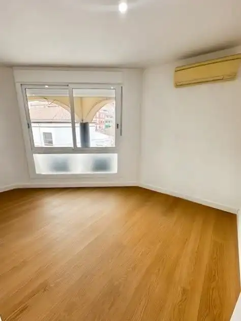 Schlafzimmer von Maisonette zum Verkauf in Badalona mit Klimaanlage und Parkett