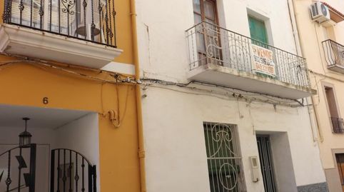 Casa de pueblo a reformar, cuenta con 228 m2 distribuidos en:
Planta baja de 79 m2: salón comedor con chimenea, cocina, baño, dos, imatge 3