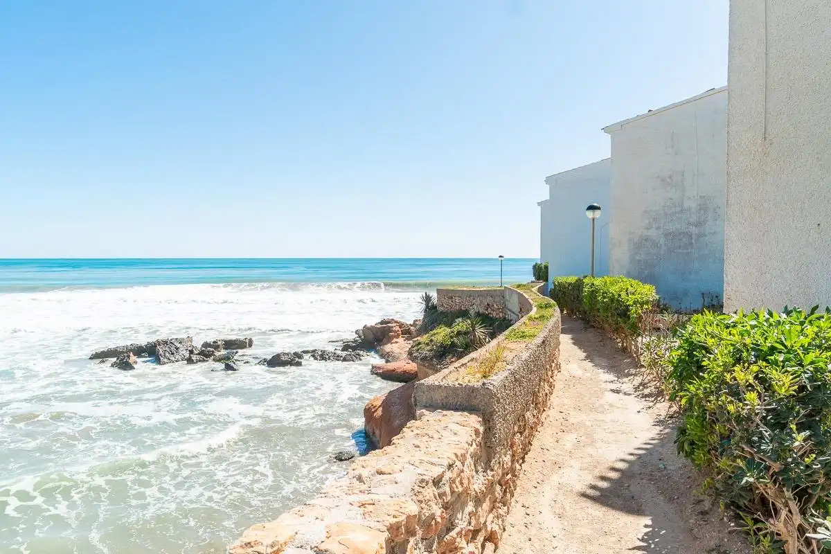 Vista exterior de Casa adosada en venta en Orihuela con Jardín privado, Terraza y Amueblado