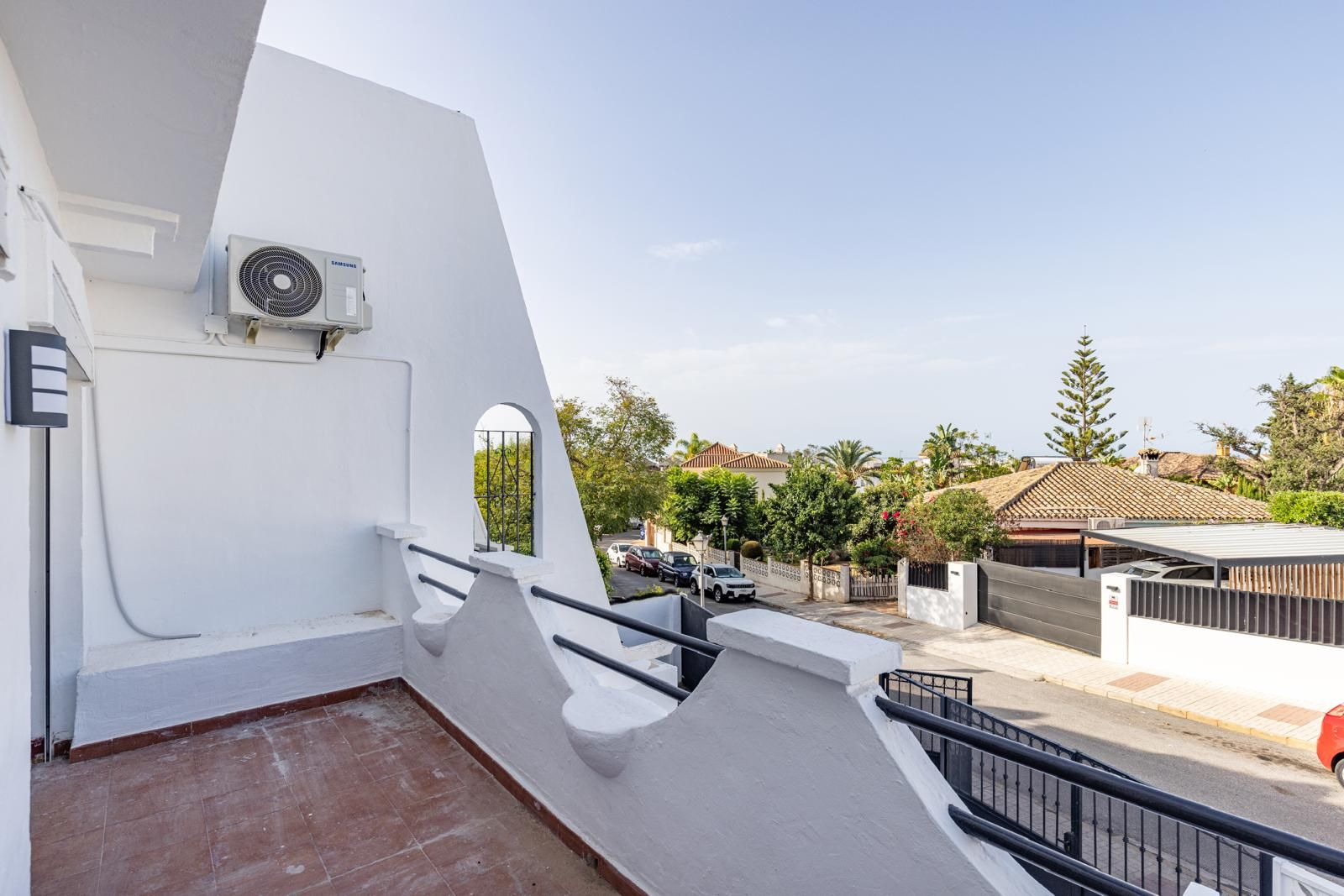 Vista exterior de Casa adosada en venda en Marbella amb Aire condicionat, Traster i Forn